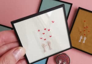 Wit schilderijtje met geborduurde hartjes confetti